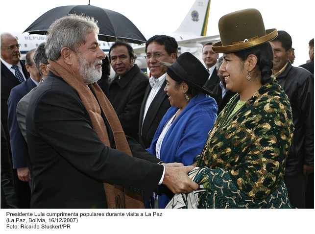 Presidente Lula cumprimenta populares durante visita a La Paz.