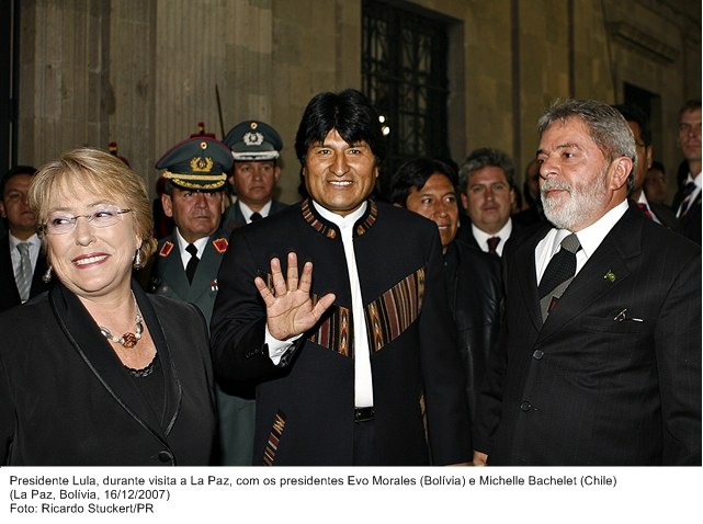 Presidente Lula durante visita a La Paz, com os presidentes Evo Morales e Michelle Bachelet.