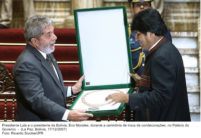 Presidente Lula e o presidente Evo Morales, durante cerimônia de troca de condecorações.