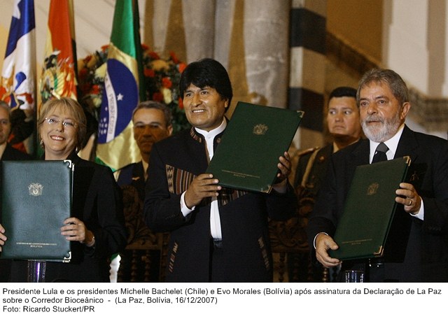 Presidente Lula e os presidentes Evo Morales e Michelle Bachelet após assinatura da Declaração de La Paz sobre o Corredor Bioceânico.