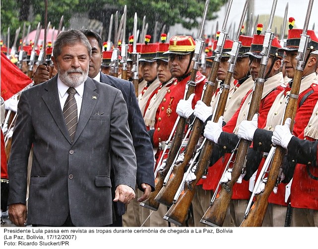 Presidente Lula passa em revista as tropas durante cerimônia de chegada a La Paz.