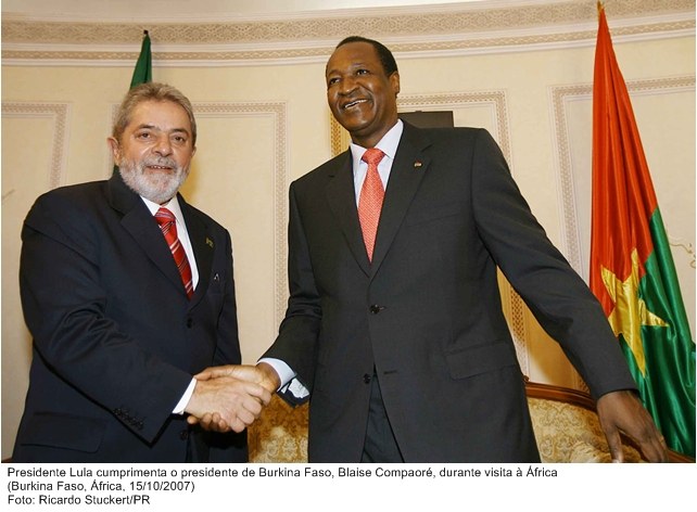 Presidente Lula cumprimenta o presidente de Burkina Faso, Blaise Compaoré, durante visita à África.