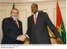 Presidente Lula cumprimenta o presidente de Burkina Faso, Blaise Compaoré, durante visita à África.