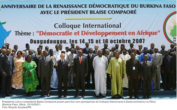 Presidente Lula e o presidente Blaise Compaoré, posam para foto com participantes do Colóquio Democracia e Desenvolvimento na África.