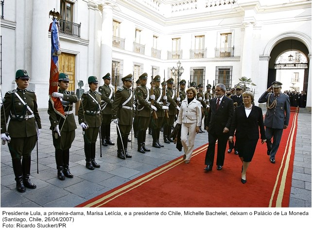 Presidente Lula, a primeira-dama, Marisa Letícia e a presidente do Chile, Michelle Bachelet deixam o Palácio de La Moneda.