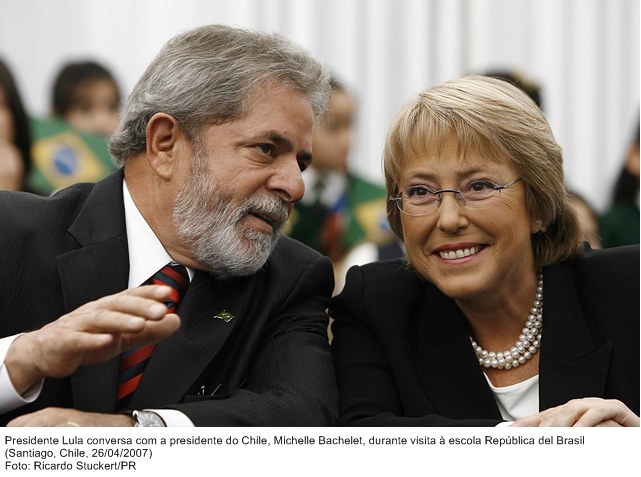 Presidente Lula conversa com a presidente Michelle Bachelet durante visita à escola República del Brasil.