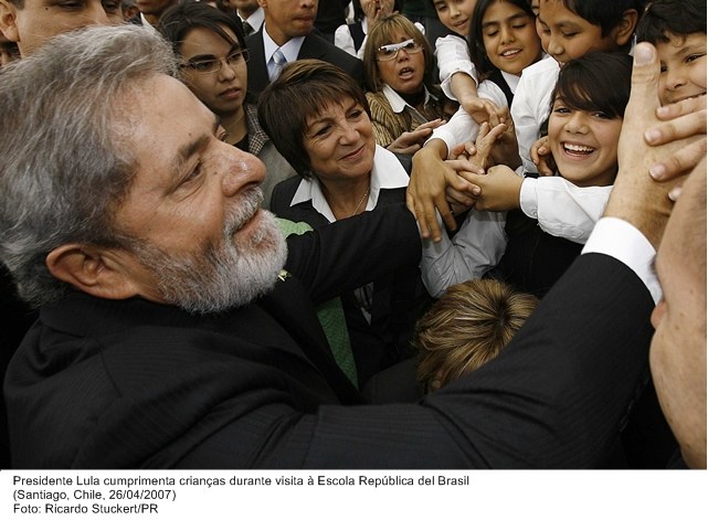 Presidente Lula cumprimenta crianças durante  visita à escola República del Brasil.