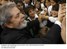 Presidente Lula cumprimenta crianças durante  visita à escola República del Brasil.