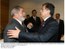 Presidente Lula cumprimenta o pres. do Paraguai, Nicanor D. Frutos, durante a XVII Conferência Ibero-Americana de Chefes de Estado e de Governo.