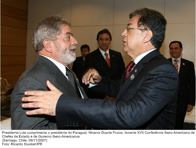 Presidente Lula cumprimenta o pres. do Paraguai, Nicanor D. Frutos, durante a XVII Conferência Ibero-Americana de Chefes de Estado e de Governo.