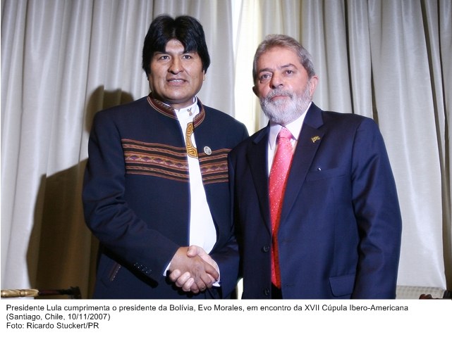 Presidente Lula cumprimenta o presidente da Bolívia, Evo Morales, em encontro na XVII Cúpula Ibero-Americana.
