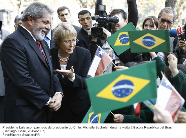 Presidente Lula e a presidente do Chile, Michelle Bachelet, durante visita a escola República del Brasil.