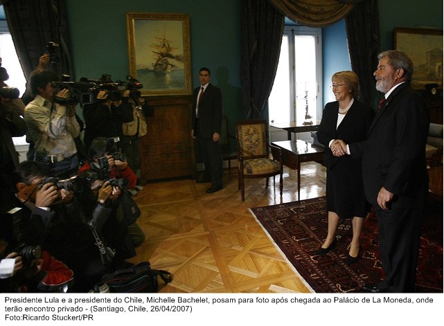 Presidente Lula e a presidente do Chile, Michelle Bachelet, posam para foto na chegada ao Palácio de La Moneda, onde terão encontro privado.