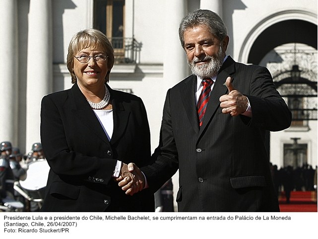 Presidente Lula e a presidente do Chile, Michelle Bachelet, se cumprimentam na entrada do Palácio de La Moneda.