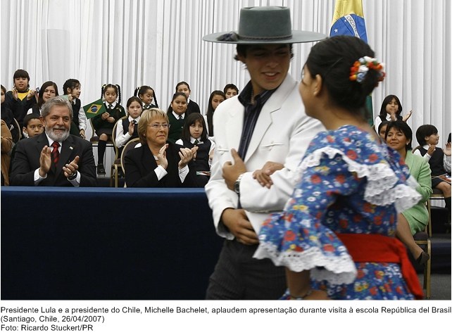 Presidente Lula e a presidente Michelle Bachelet, aplaudem apresentação durante visita a escola República del Brasil.