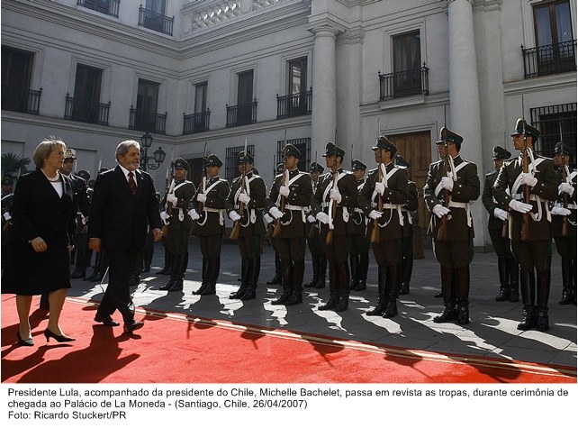 Presidente Lula e a presidente Michelle Bachelet passam em revista as tropas, durante cerimônia de chegada ao Palácio de La Moneda.