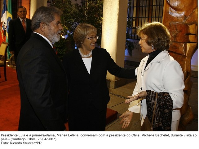 Presidente Lula e a primeira-dama, Marisa Letícia, conversam com a presidente do Chile, Michelle Bachelet, durante visita ao país.