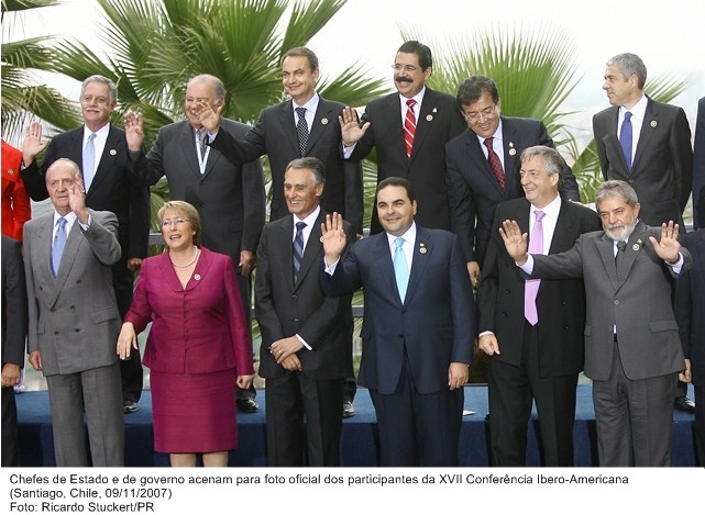 Presidente Lula e Chefes de Estado e de Governo acenam para foto oficial dos participantes da XVII Conferência Ibero-Americana.
