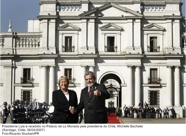 Presidente Lula é recebido no Palácio de La Moneda, pela presidente do Chile, Michelle Bachelet.