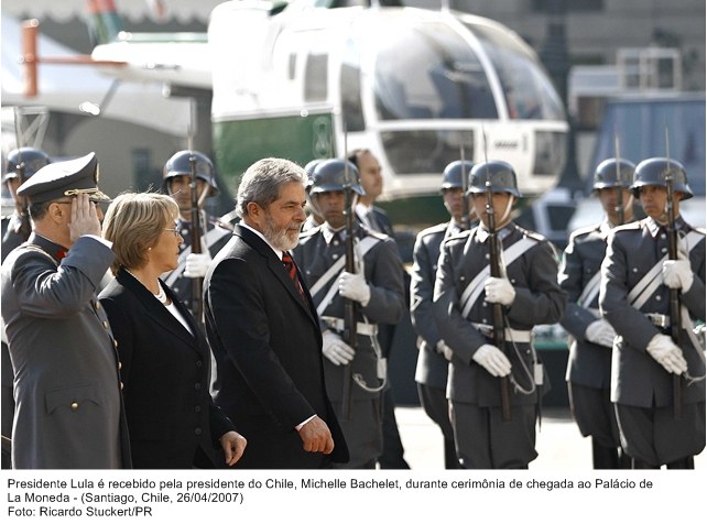 Presidente Lula é recebido pela presidente Michelle Bachelet na cerimônia de chegada ao Palácio de La Moneda.