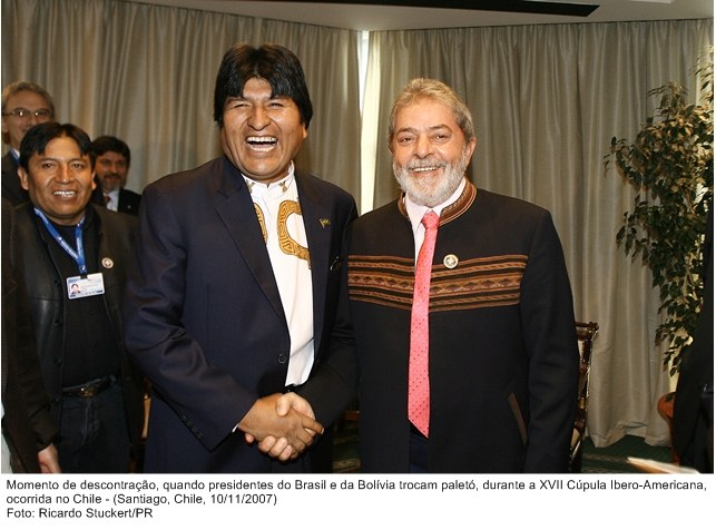 Presidente Lula,num momento de descontração, troca paletó com o presidente da Bolívia,  durante a XVII Cúpula Ibero-Americana.