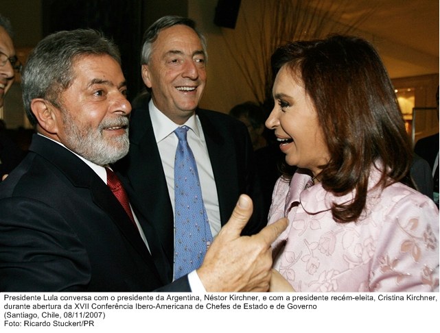 Presidente Lula, o presidente Néstor Kirchner e a presidente recém-eleita Cristina Kirchner, na XVII Conferência Ibero-Americana de Chefes de Estado e de Governo.