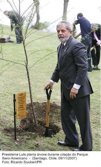 Presidente Lula planta àrvore durante criação do Parque Ibero-Americano.