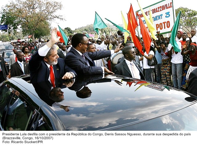 Presidente Lula desfila com o presidente da República do Congo, Denis Sassou Nguesso, durante sua despedida do país.