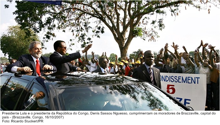Presidente Lula e o presidente da República do Congo, Denis Sassou Nguesso, cumprimentam os moradores de Brazzaville, capital do país.