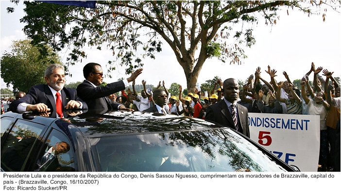 Presidente Lula e o presidente da República do Congo, Denis Sassou Nguesso, cumprimentam os moradores de Brazzaville, capital do país.