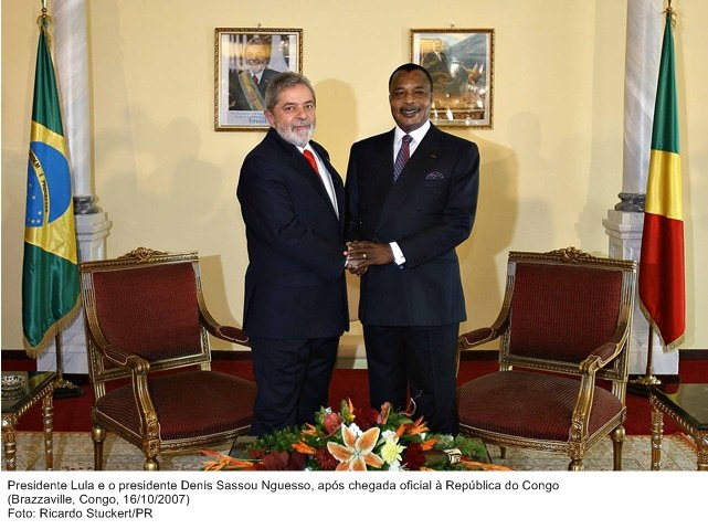 Presidente Lula e o presidente Denis Sassou Nguesso, após  chegada oficial a República do Congo.