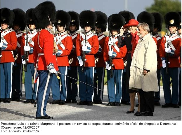 Presidente Lula e a rainha Margrethe II passam em revista as tropas durante cerimônia oficial de chegada à Dinamarca.