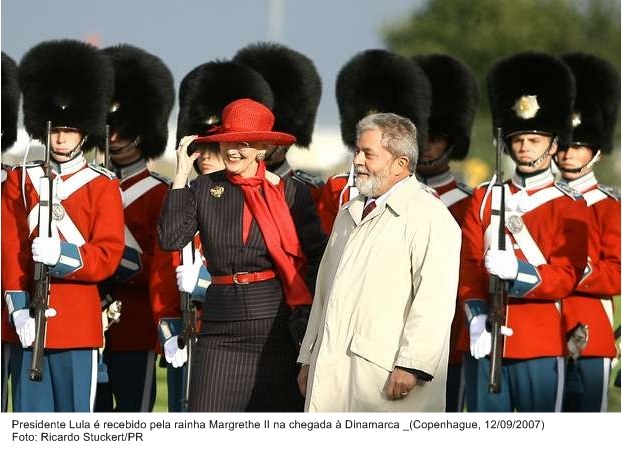 Presidente Lula é recebido pela rainha Margrethe II, na chegada à Dinamarca.