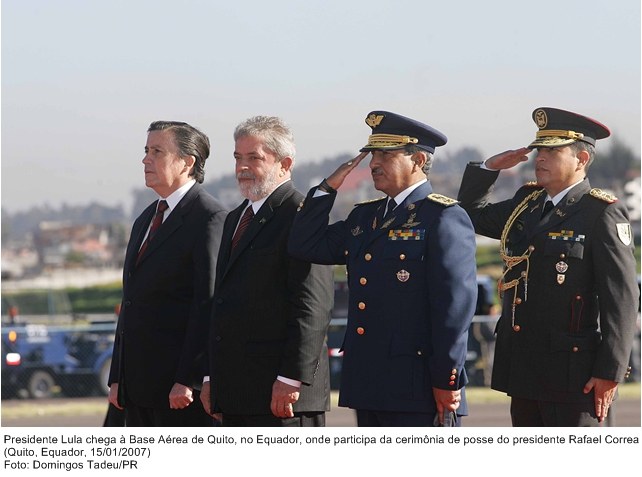 Presidente Lula chega a Base Aérea de Quito, Equador, onde participa da cerimônia de posse do presidente Rafael Correa.