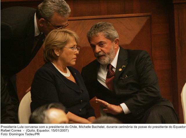 Presidente Lula conversa com a presidente do Chile, Michelle Bachelet, durante cerimônia de poss do presidente do Equador, Rafael Correa.