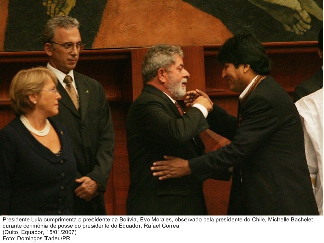 Presidente Lula cumprimenta o presidente da Bolívia, Evo Morales, durante cerimônia de posse do presidente do Equador, Rafael Correa.