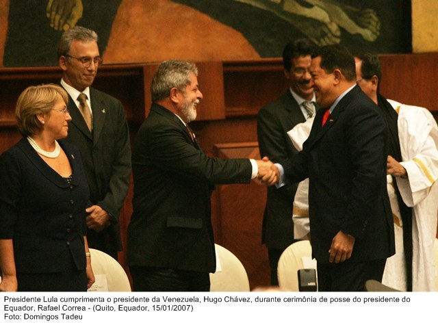 Presidente Lula cumprimenta o presidente da Venezuela, Hugo Cháves, durante cerimônia de posse do presidente do Equador, Rafael Correa.