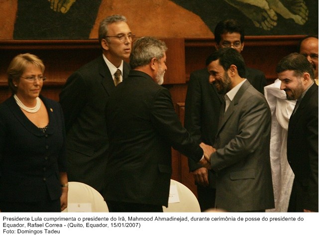 Presidente Lula cumprimenta o presidente do Irã, Mahmood Ahmadinejad, durante cerimônia de posse do presidente do Equador, Rafael Correa.