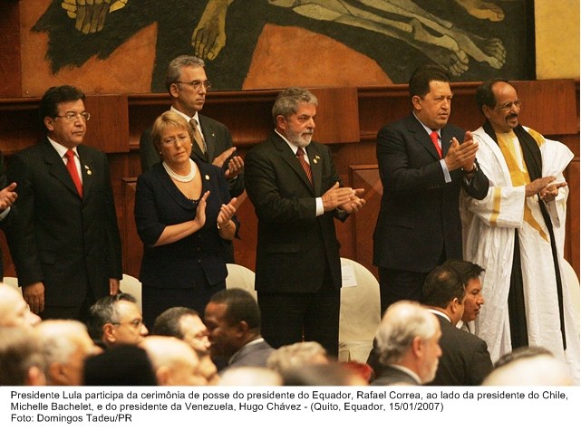 Presidente Lula participa da cerimônia de posse do presidente do Equador, Rafael Correa, ao lado de Michelle Bachelet e Hugo Cháves.