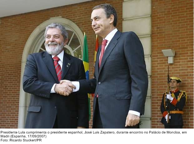 Presidente Lula cumprimenta o presidente espanhol,  José Luiz Zapatero, durante encontro no Palácio de Moncloa, em Madri.