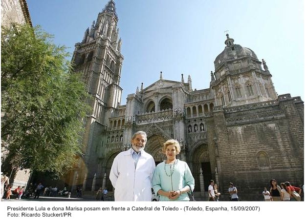 Presidente Lula e dona Marisa posam em frente a Catedral de Toledo.
