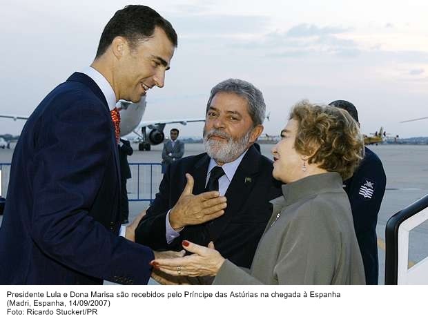Presidente Lula e dona Marisa são recebidos pelo príncipe das Astúrias, na chegada à Espanha.