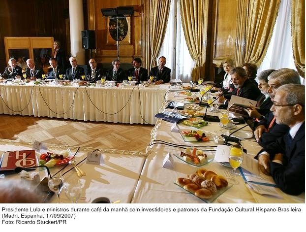 Presidente Lula e ministros durante café da manhã com investidores e patronos da Fundação Cultural Hispano-Brasileira.