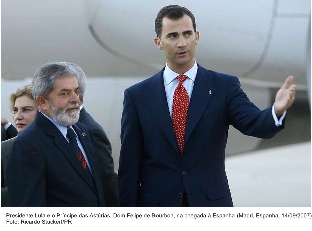 Presidente Lula e o príncipe das Astúrias, Don Felipe de Bourbon, na chegada à Espanha.