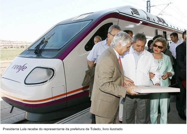 Presidente Lula recebe do representante da prefeitura de Toledo, livro ilustrado.