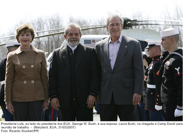 Presidente Lula, ao lado do presidente dos EUA, George W.Bush e sua esposa Laura Bush, na chegada a Camp David para reunião de trabalho.