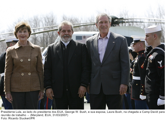 Presidente Lula, ao lado do presidente dos EUA, George W.Bush e sua esposa Laura Bush, na chegada a Camp David para reunião de trabalho.