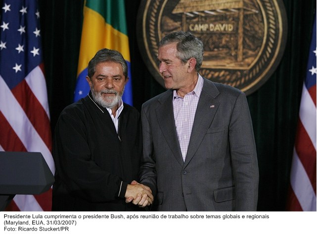 Presidente Lula cumprimenta o presidente Bush após reunião de trabalho.