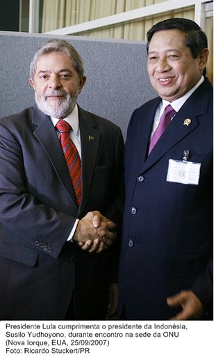 Presidente Lula cumprimenta o presidente da Indonésia, Susilo Yudhoyono, durante encontro na sede da ONU.