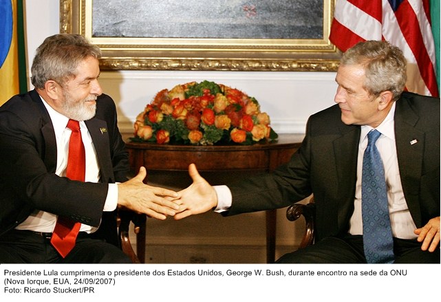 Presidente Lula cumprimenta o presidente dos EUA, George W. Bush, durante encontro na sede da ONU.
